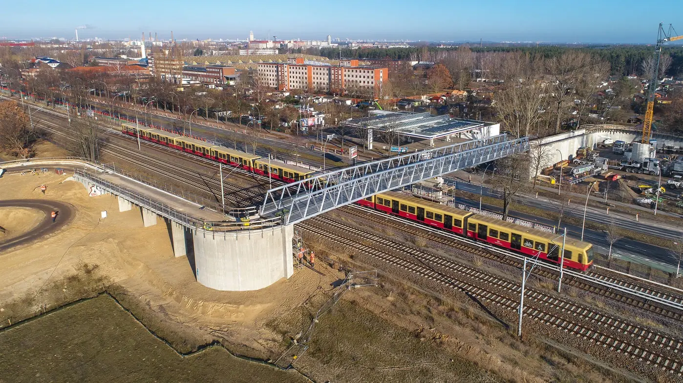 Luftbild der fertig eingehobenen Brücke.